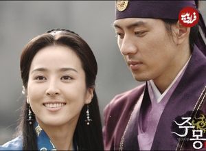 عکس| سفر زمان؛ «سوسانو» در حال امضا دادن به یک هوادار در پشت‌صحنه سریال «جومونگ»