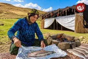 ببینید| غذای روستایی در ایران؛ کباب کردن ماهی شکم پر به روش عشایری