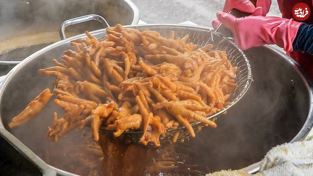 ببینید؛ غذای خیابانی در تایوان؛ پخت یک غذای محبوب با پای مرغ در چانگهوا