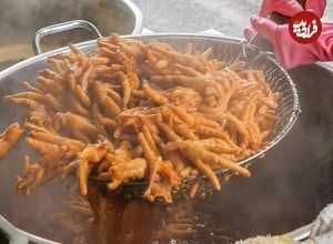 ببینید؛ غذای خیابانی در تایوان؛ پخت یک غذای محبوب با پای مرغ در چانگ‌هوا 