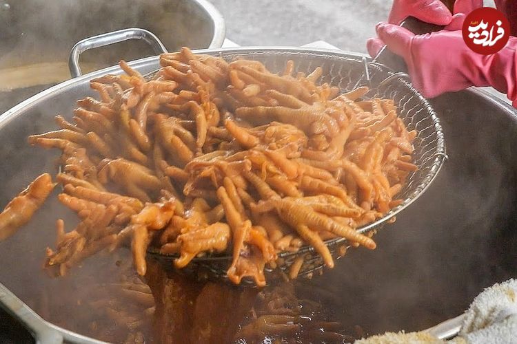 ببینید؛ غذای خیابانی در تایوان؛ پخت یک غذای محبوب با پای مرغ در چانگ‌هوا 