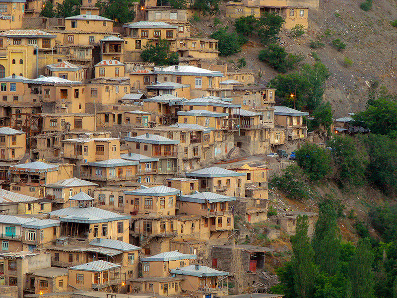 (اینفوگرافیک) ۱۲ روستای پلکانی ایران؛ سقف این خانه‌ها حیاط خانه دیگری است!