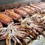 ببینید| غذای خیابانی در کره؛ کباب انواع ماهی، مارماهی و ماهی مرکب در سئول