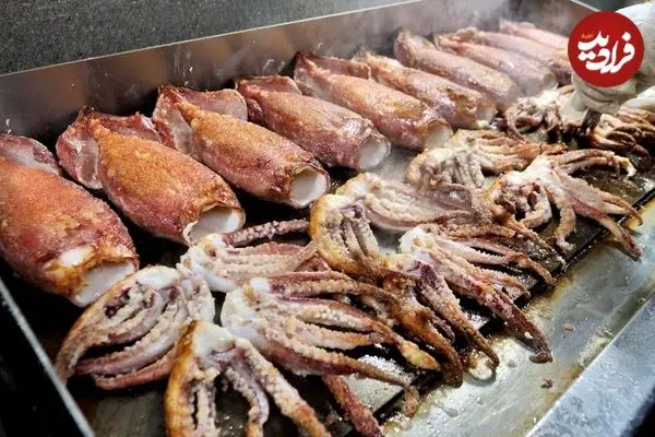 ببینید| غذای خیابانی در کره؛ کباب انواع ماهی، مارماهی و ماهی مرکب در سئول