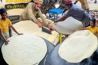 ببینید؛ غذای خیابانی در پاکستان؛ مراحل دیدنی پخت نان ماندا در کراچی