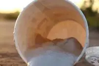 عکس؛ هنر خیابانی؛ خلاقیت هنرمند انگلیسی که «ماستِ ریخته» را به «محل قایق‌رانی» تبدیل کرده است