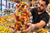 ببینید| غذای خیابانی در ترکیه؛ مراحل دیدنی تهیه انواع ترشی مخلوط در استانبول