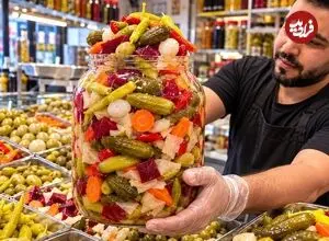 ببینید| غذای خیابانی در ترکیه؛ مراحل دیدنی تهیه انواع ترشی مخلوط در استانبول