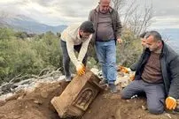 کشف تصادفی کتیبۀ مربوط به روم باستان توسط چوپانی که مشغول چراندن بزهایش بود