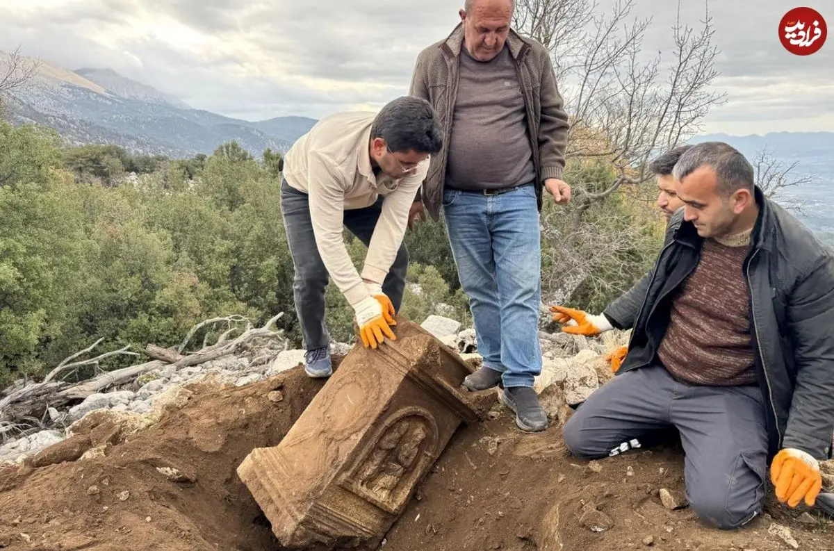 کشف تصادفی کتیبۀ مربوط به روم باستان توسط چوپانی که مشغول چراندن بزهایش بود