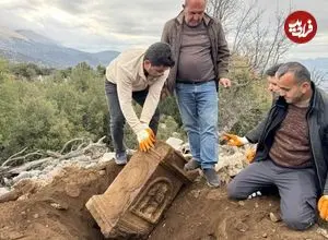 کشف تصادفی کتیبۀ مربوط به روم باستان توسط چوپانی که مشغول چراندن بزهایش بود