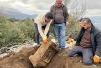 کشف تصادفی کتیبۀ مربوط به روم باستان توسط چوپانی که مشغول چراندن بزهایش بود