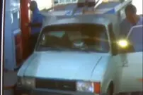 ( ویدیو) برخورد هولناک تیرآهن به صورت مسئول پمپ‌بنزین؛ حواس‌پرتی دردناک راننده وانت