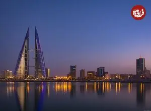 عکس| سفر به تاریخ؛ زنان و مردان بحرینی در یکی از خیابان های منامه؛ سال 1329