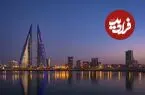 عکس| سفر به تاریخ؛ زنان و مردان بحرینی در یکی از خیابان های منامه؛ سال 1329