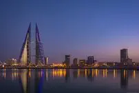 عکس| سفر به تاریخ؛ زنان و مردان بحرینی در یکی از خیابان های منامه؛ سال 1329