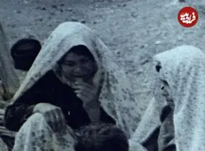 عکس| سفر زمان؛ صبحانه خوردن در حیاط یک خانه روستایی؛ 80 سال قبل