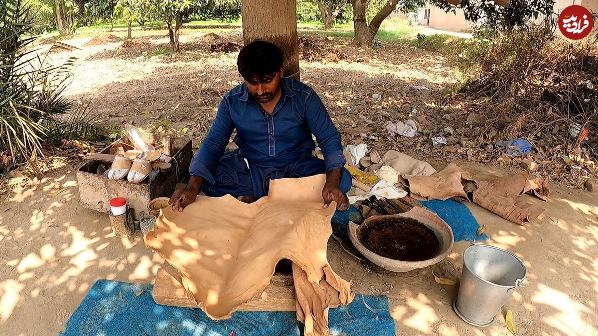 ببینید؛ نحوه دوخت یک کفش سنتی با چرم توسط کفاش ماهر پاکستانی