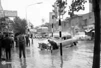 تصاویر| سفر به تهران قدیم؛ سیل یک پسر ۸ ساله را در تهران با خود برد! 