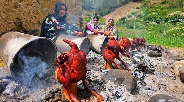(ویدئو) کباب کردن مرغ به روش متفاوت دختران روستایی افغانستانی