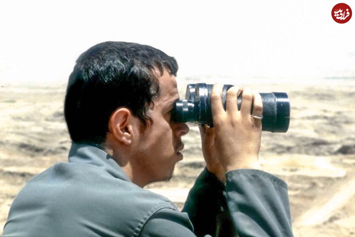 عکس؛ سفر در زمان؛ «حسن باقری برادر سرلشکر باقری» با کلاشینکف در لبنان؛ اواخر دهه 50
