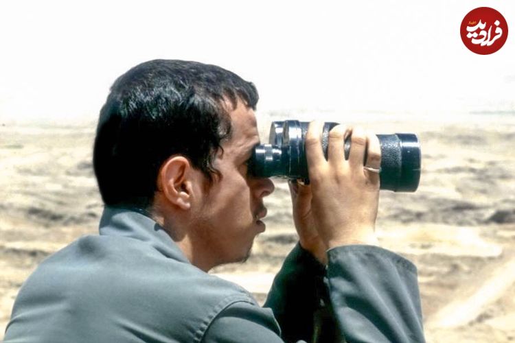 عکس؛ سفر در زمان؛ «حسن باقری برادر سرلشکر باقری» با کلاشینکف در لبنان؛ اواخر دهه 50