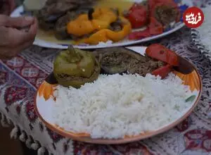 ببینید| غذای روستایی در ایران؛ پخت دلمه با فلفل دلمه ای های رنگی و تهیه مربای سیب