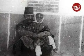 عکس| سفر زمان؛ «ملیجک، کودک محبوب ناصرالدین شاه» در بزرگسالی در کنار دخترانش