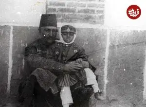 عکس| سفر زمان؛ «ملیجک، کودک محبوب ناصرالدین شاه» در بزرگسالی در کنار دخترانش
