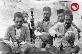 عکس| سفر به گذشته؛ ارباب در حال قلیان کشیدن روی دوش خدمتکاران در دوره قاجار