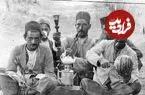 عکس| سفر به گذشته؛ ارباب در حال قلیان کشیدن روی دوش خدمتکاران در دوره قاجار