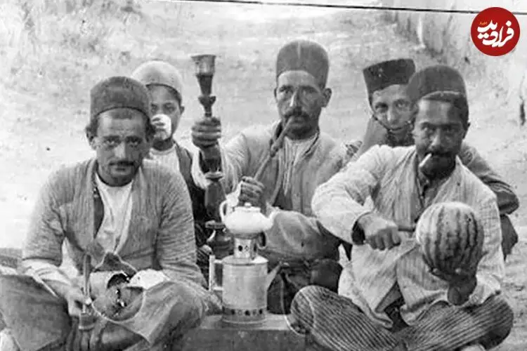 عکس| سفر به گذشته؛ ارباب در حال قلیان کشیدن روی دوش خدمتکاران در دوره قاجار