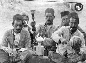 عکس| سفر به گذشته؛ ارباب در حال قلیان کشیدن روی دوش خدمتکاران در دوره قاجار