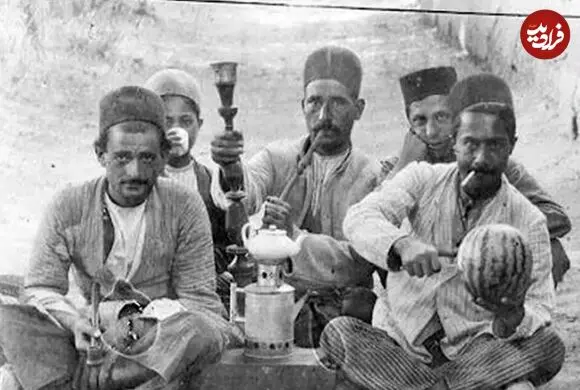 عکس| سفر به گذشته؛ ارباب در حال قلیان کشیدن روی دوش خدمتکاران در دوره قاجار