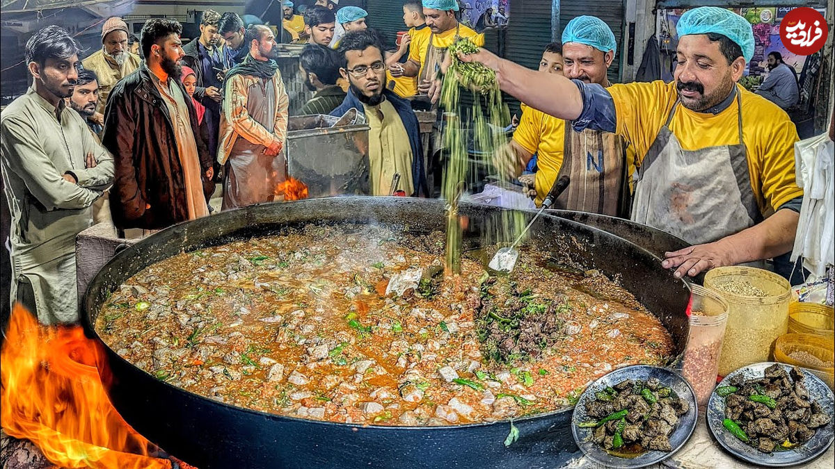 (ویدئو) غذای خیابانی در پاکستان؛ پخت یک غذای محلی باجگر گاو در پیشاور