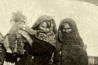 عکس؛ سفر به تاریخ؛ عکس یادگاری «عروس ترکمن» در کنار خانواده‌اش در دوران قاجار