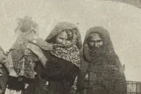 عکس؛ سفر به تاریخ؛ عکس یادگاری «عروس ترکمن» در کنار خانواده‌اش در دوران قاجار