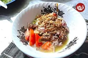 ببینید| غذای خیابانی در اندونزی؛ پخت سوپ گوشت گاو محبوب و ملی سوتو در جاکارتا