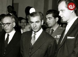 عکس| سفر در زمان؛ «محمدرضا پهلوی» در یک کنفرانس مطبوعاتی در روز ازدواج سوم اش؛ سال 1338