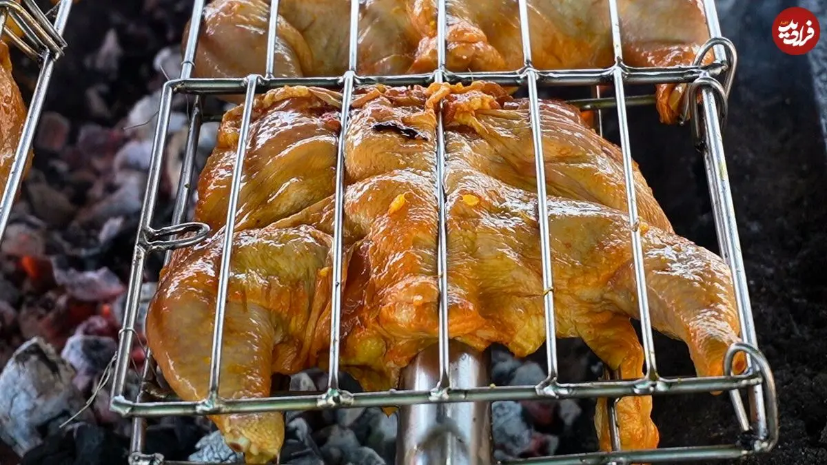 ببینید| غذای خیابانی در تایلند؛ کباب کردن 200 کیلو مرغ در بانکوک