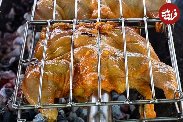 ببینید| غذای خیابانی در تایلند؛ کباب کردن 200 کیلو مرغ در بانکوک