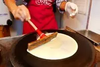 ببینید| غذای خیابانی در ژاپن؛ تهیه پنکیک میوه ای در توکیو