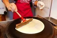 ببینید| غذای خیابانی در ژاپن؛ تهیه پنکیک میوه ای در توکیو