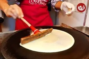 ببینید| غذای خیابانی در ژاپن؛ تهیه پنکیک میوه ای در توکیو