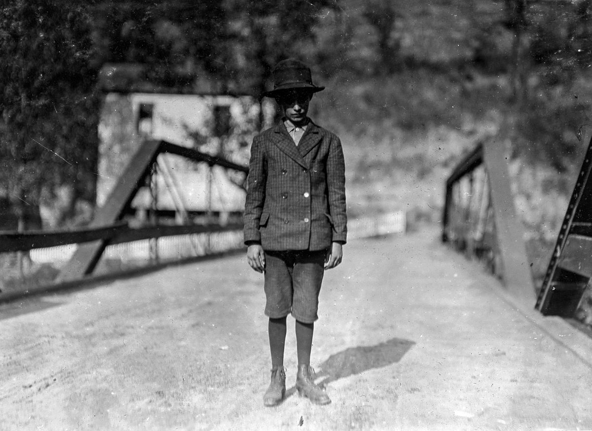 (عکس رنگی) معدنچی 11 ساله در 1908 میلادی؛ 115 سال قبل
