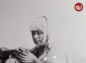 عکس| سفر زمان؛ زن ایرانی در حال گرفتن «شپش» موی یک دختر؛ دوران قاجار
