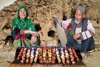 ببینید؛ غذای روستایی در افغانستان؛ تهیه جوجه کباب در غار در هوایی بارانی