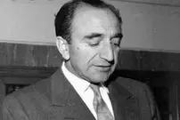 سفر در زمان؛ یادداشت‌های علم، سه شنبه ۱۱ اردیبهشت ۱۳۵۲: نهاوندی، رئیس دانشگاه تهران می‌گفت در دانشکده پلی تکنیک بی‌جهت بچه‌هایی را که اجتماع کرده بودند کتک زدند