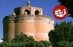 عکس| سفر به ایران قدیم؛ کشاورز ایرانی دوران قاجار در کنار یک «کبوترخانه»؛ 135 سال قبل