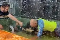 (ویدئو) حمله ناگهانی تمساح به یک زن 